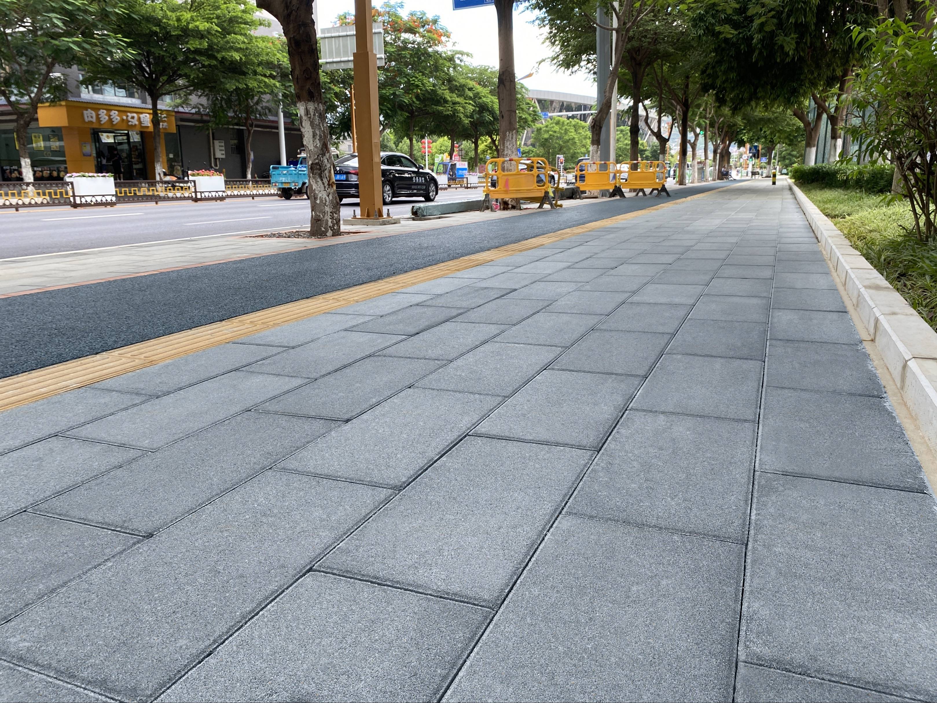 城市更新项目，开远智源路人行道改造采用筑辉仿石透水PC砖